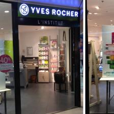 décoration de vitrine yves rocher.jpg